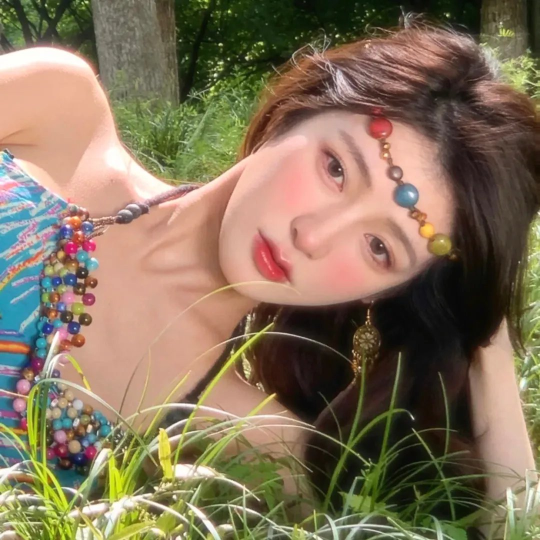 玻璃橱窗中的姑娘